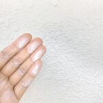 チョーキング現象を確認した白い粉がついた手